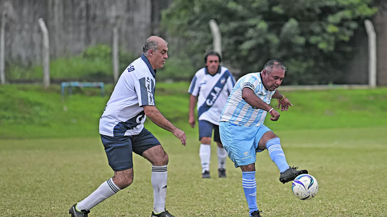 MOMENTOS. “Petete” Hernández intenta filtrar un pase ante la marca y mirada de dos jugadores de Juventud Antoniana. El “Decano” ganó 3-1, el global fue 5-5.