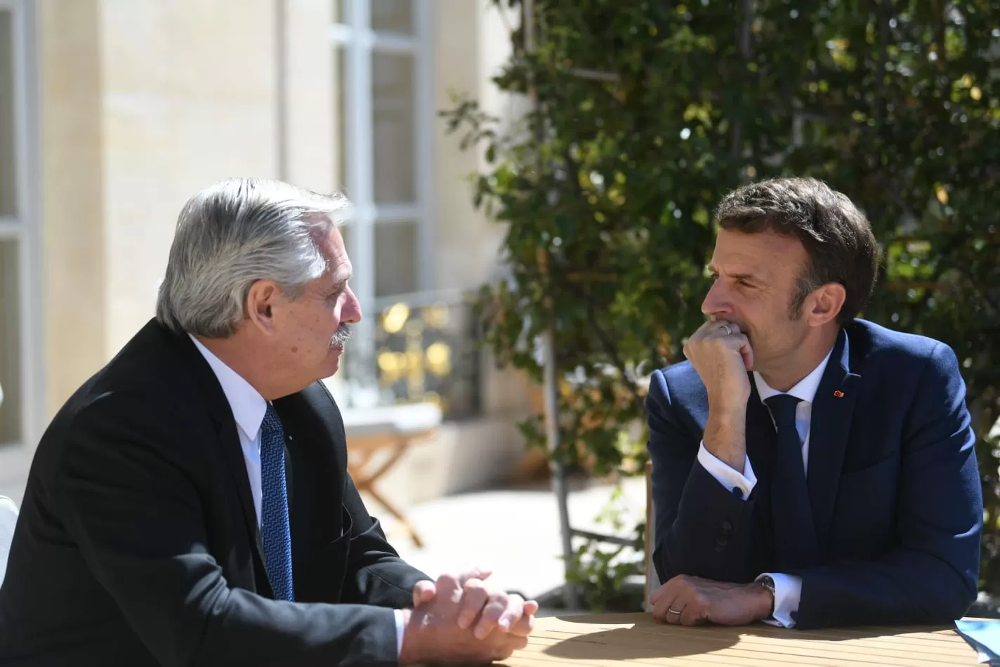 EN REUNIÓN. Alberto Fernández y Emmanuel Macron, en Francia. Foto: Presidencia de la Nación