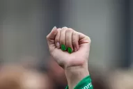 Por el aborto, hubo un pañuelazo verde frente a la embajada de EEUU