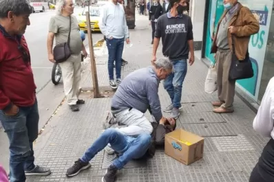 Cansado de la inseguridad, un taxista atrapó a las piñas a un ladrón que intentó robarle