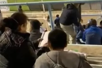 Fotos: en Salta, un niño hizo la tarea mientras presenciaba el partido de Gimnasia y Tiro