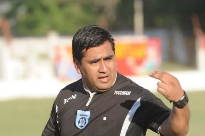 El árbitro Oscar Antonio Pérez tiene 48 años.