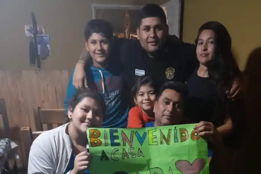 Oscar Pérez, en su casa y con su familia.