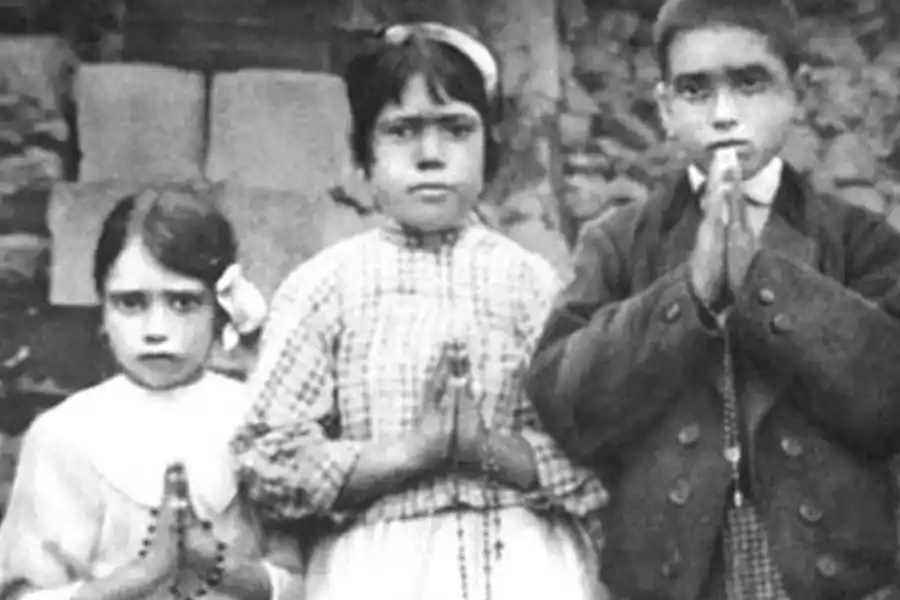 Los tres pastorcitos que vieron a la Virgen María en Fátima