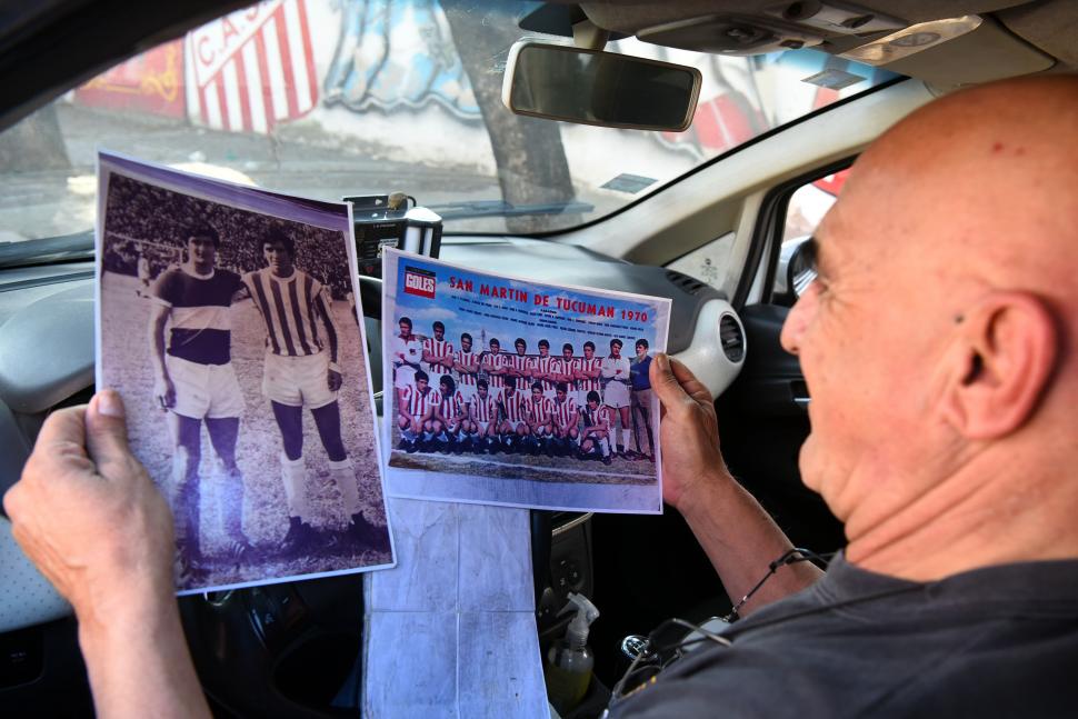 RECORTES. Díaz lleva en el taxi recortes y fotos de cuando era delantero del “Santo” y compartía vestuario con algunas de las figuras históricas del club. 