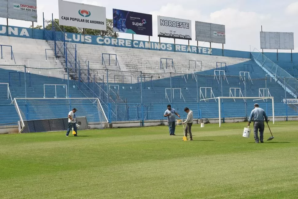 EN CONDICIONES CON MUCHA ANTICIPACIÓN. Hace un mes que se llevó a cabo el mantenimiento del césped y la colocación de pintura en los arcos del estadio “José Fierro”. 