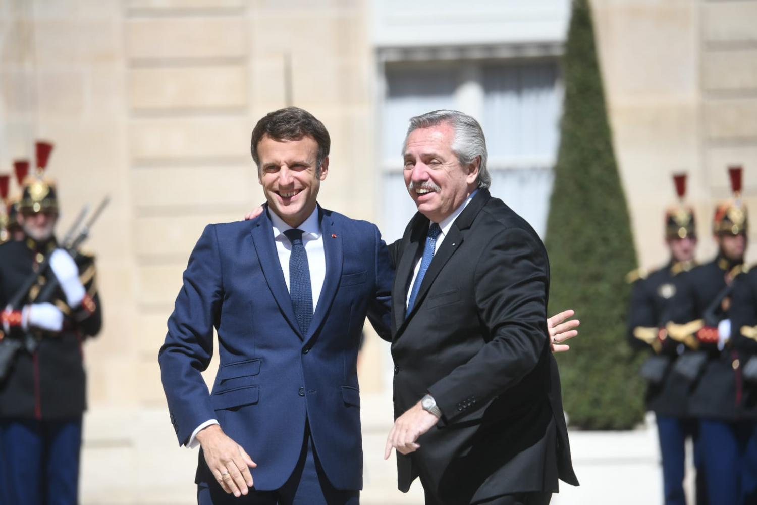 EN REUNIÓN. Alberto Fernández y Emmanuel Macron, en Francia. Foto: Presidencia de la Nación