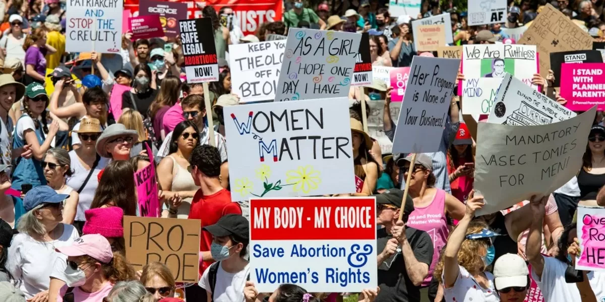 ABORTO. Miles de estadounidense se manifestaron para defender el derecho al aborto. Foto tomada de: Telemundo Chicago.