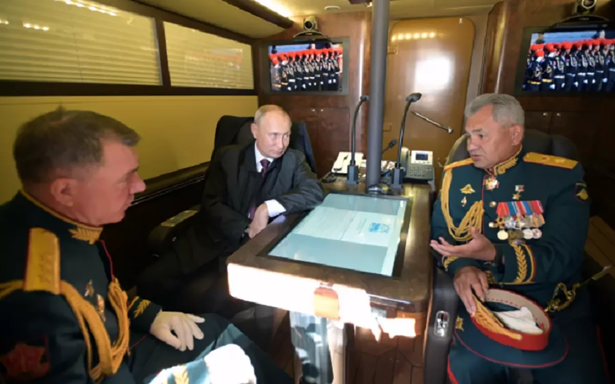El presidente ruso, Vladímir Putin, el ministro de Defensa, Serguéi Shoigu, y el comandante del Distrito Militar Occidental de las Fuerzas Armadas de Rusia, Alexander Zhuravlyov. Reuters