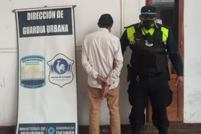 Intentó robarle el celular a una pasajera y el chofer lo entregó a la Policía
