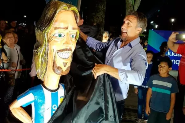 Video: la tierna reacción del nieto de Gabriel Batistuta al ver una escultura de él
