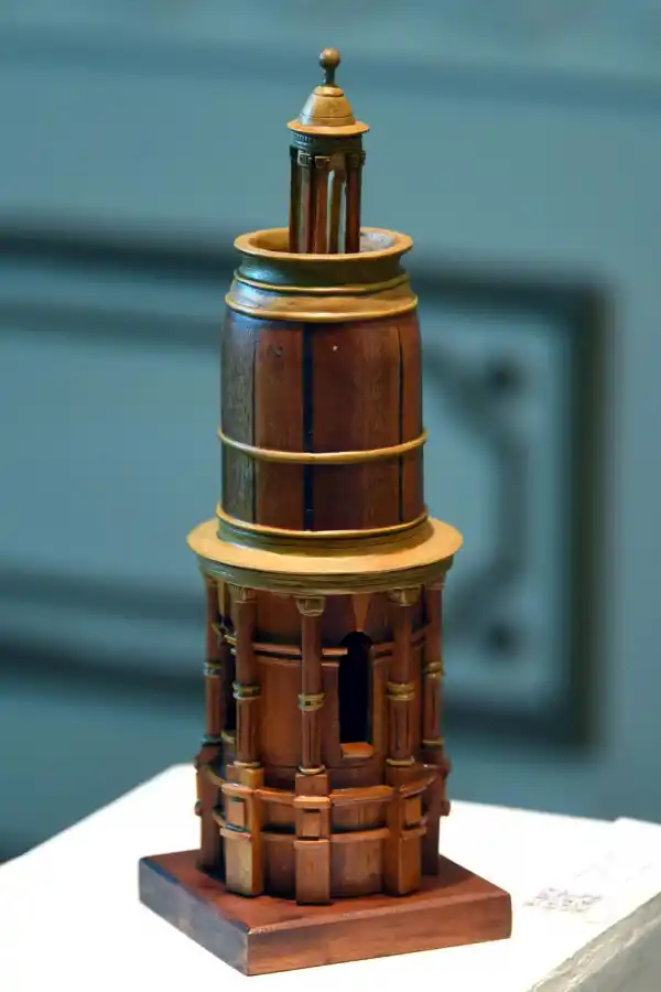 VALOR RELIGIOSO. El campanario de la iglesia de Nuestra Señora del Rosario. 