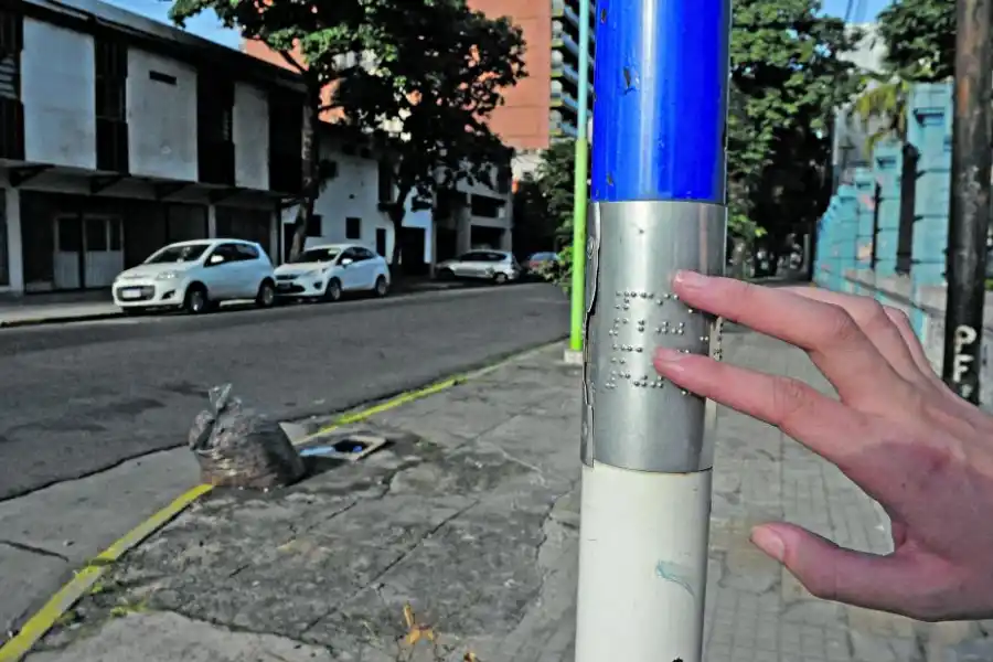 AYUDAS. Hamaca para sillas de ruedas, carriles táctiles y semáforos para no videntes. 