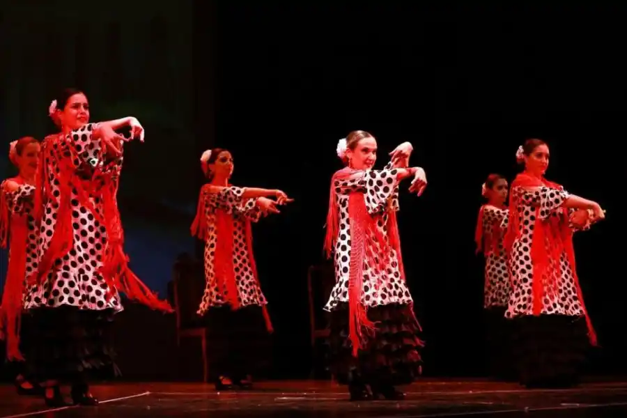LUNARES Y VOLADOS. Sandra Maldonado, al frente del ballet andaluz.  
