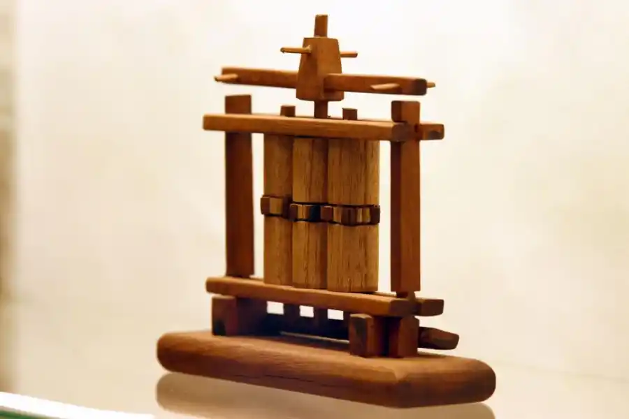 CABILDO: en primer plano. Detrás, monumento al Ejército del Norte y Columna de la independencia.  