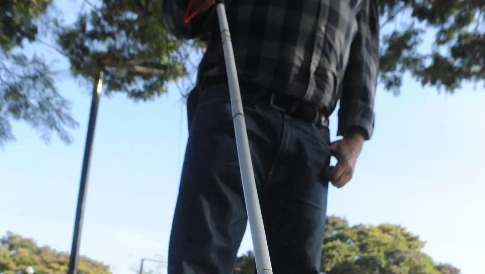 GUÍAS PODOTÁCTILES. Estos carriles son una gran ayuda para las personas no videntes. la gaceta / fotos de antonio ferroni