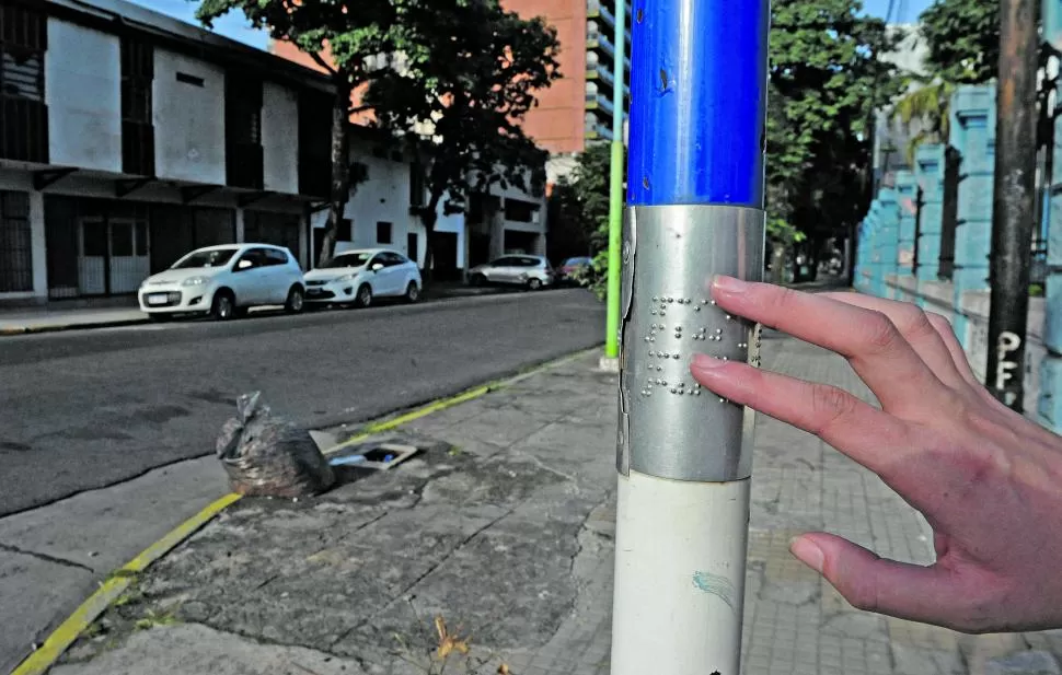 AYUDAS. Hamaca para sillas de ruedas, carriles táctiles y semáforos para no videntes. 