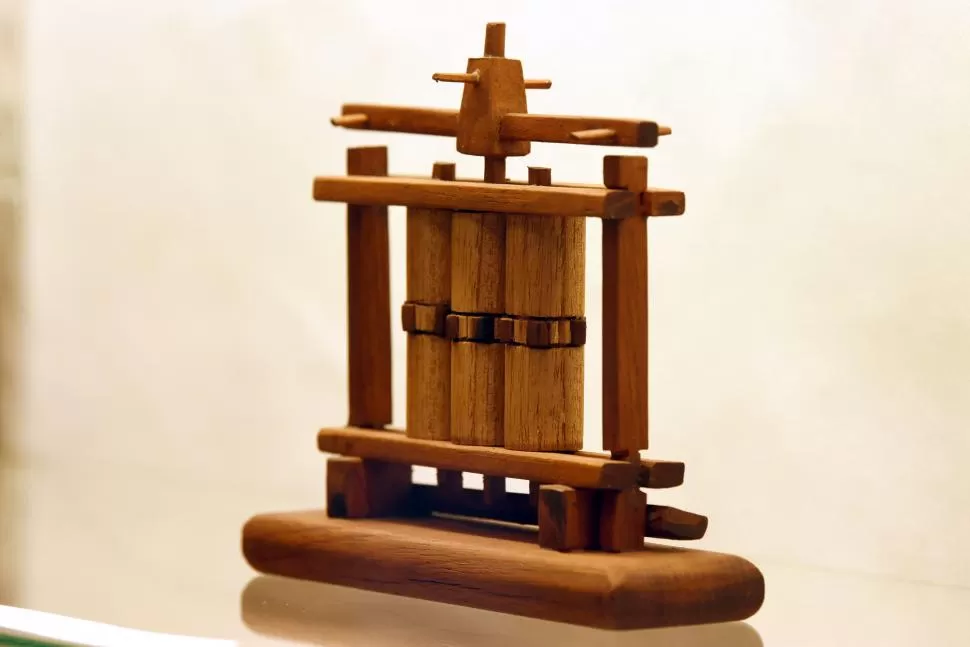 CABILDO: en primer plano. Detrás, monumento al Ejército del Norte y Columna de la independencia.  