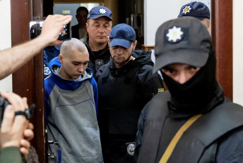 ANTE LA JUSTICIA. Vadim Shishimarin, sospechoso de haber violado las leyes de la guerra,se presentó en Kiev. 