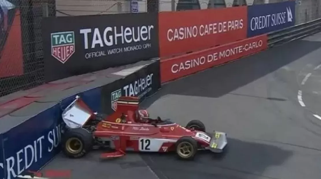 Charles Leclerc participó del Gran Premio Histórico que se desarrolla en las calles del Principado y estrelló la Ferrari 312B3 de 1974, que condujo en su momento el histórico Niki Lauda.