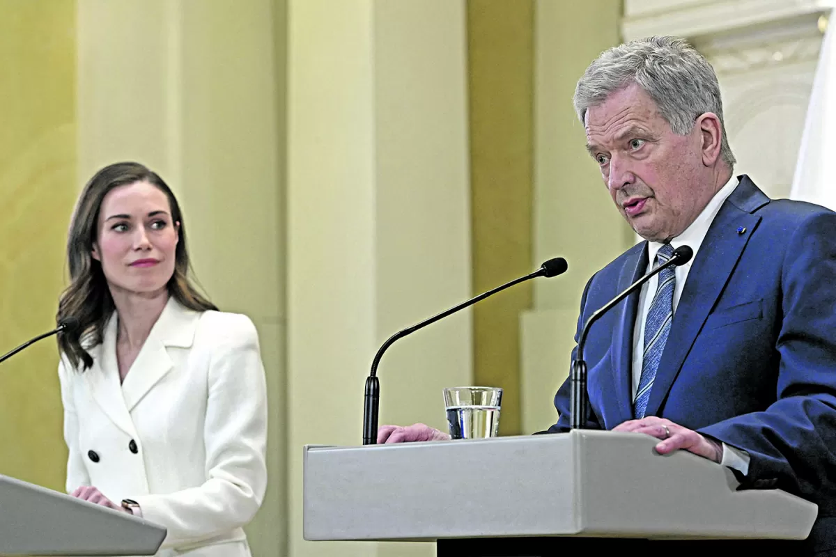 DECISIÓN. La primera ministra Sanna Marin y el presidente Sauli Niinisto informan de la decisión de Finlandia.