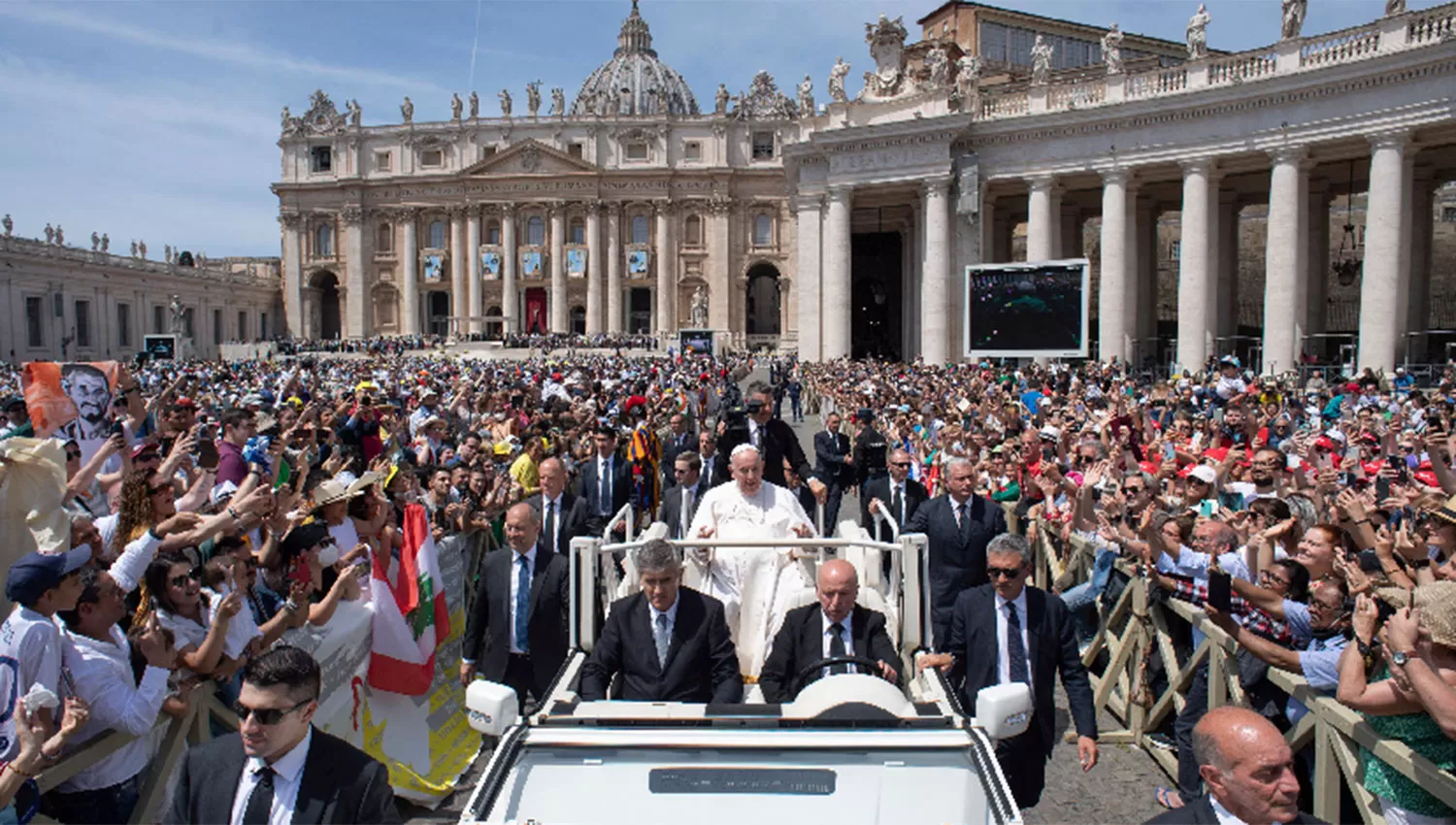 UNA MULTITUD. El papa Francisco recorre la plaza en una de las ceremonias más convocantes después de la pandemia.