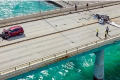 Una avioneta se estrelló en un puente y chocó contra un auto