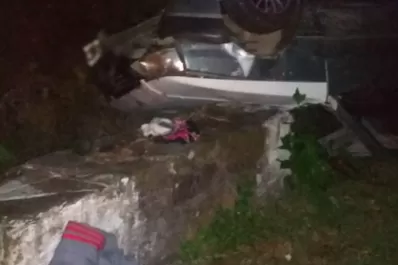 El Corte: un auto se quedó sin frenos, chocó contra un paredón y volcó