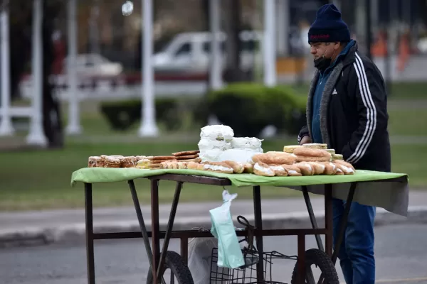 Las lloviznas bajarán la temperatura y continuarán todo el domingo