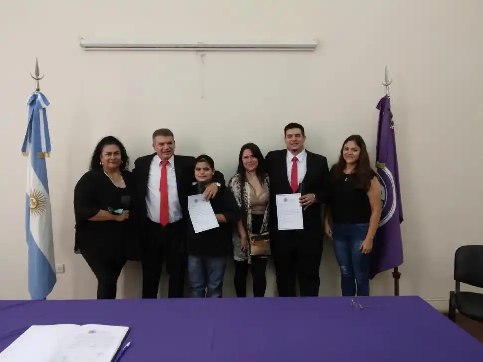 MÁS UNIDOS QUE NUNCA. Eva (la pequeña niña modelo) disfruta a pleno junto a sus papás y su hermano.