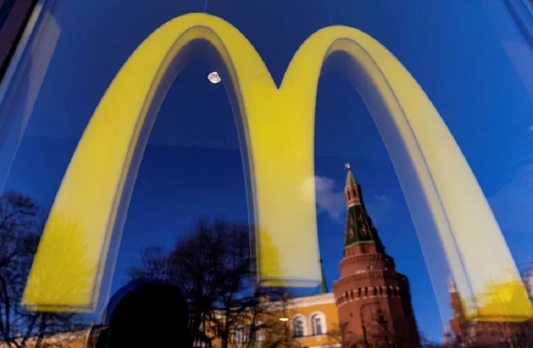 En la ventana se ve un logotipo del restaurante McDonald's con un reflejo de la torre del Kremlin en el centro de Moscú. REUTERS/Maxim Shemetov