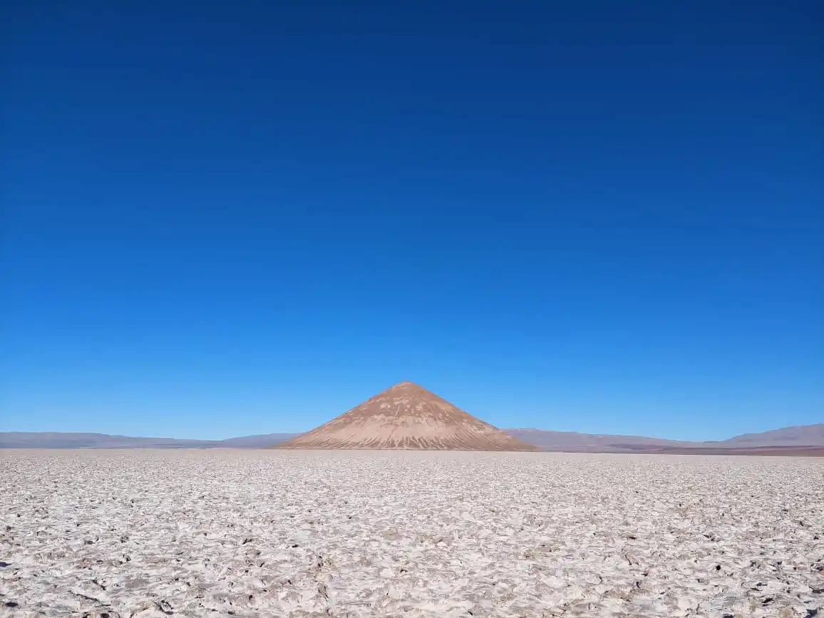 Cono de Arita en el Salar de Arizaro. Foto de Álvaro Medina / LA GACETA