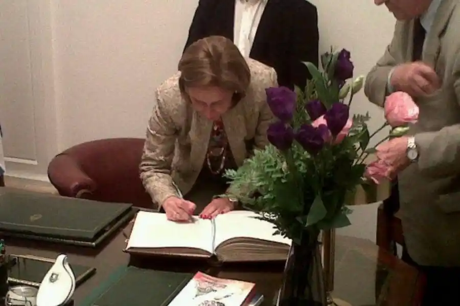 ACTO PROTOCOLAR. Beatriz Rojkés firma para asumir el ejercicio del PEN, el 16 de mayo de 2012. Foto de Twitter @Sarituc
