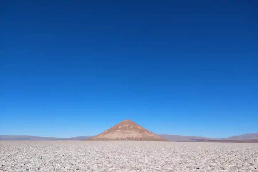 Cono de Arita en el Salar de Arizaro. Foto de Álvaro Medina / LA GACETA