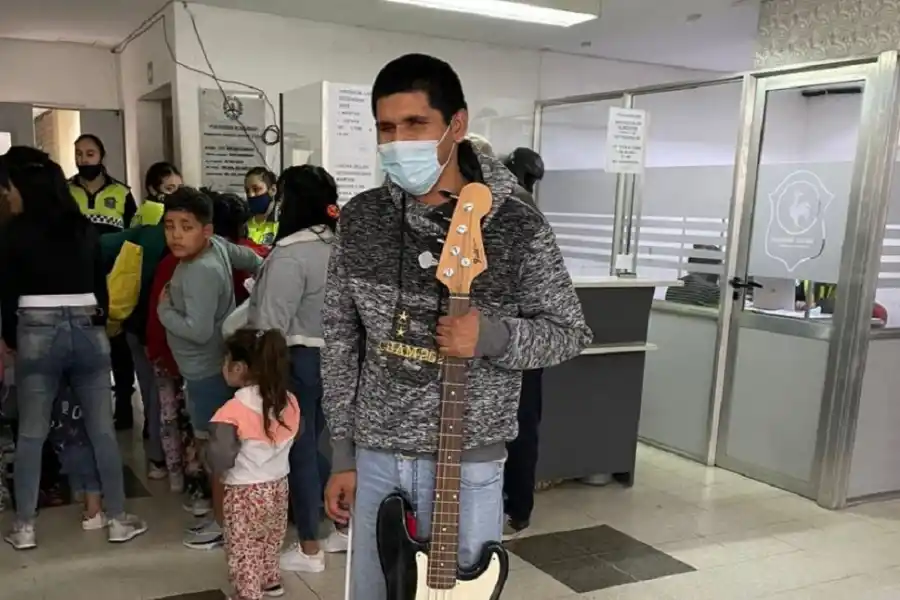 LA VÍCTIMA. Daniel Humberto Chocobar pudo recuperar su bajo. Hoy, el ladrón fue condenado. Foto de Archivo