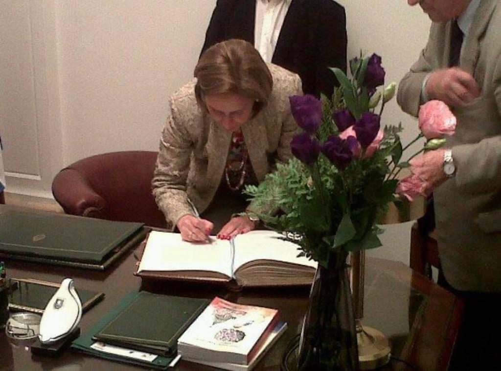 ACTO PROTOCOLAR. Beatriz Rojkés firma para asumir el ejercicio del PEN, el 16 de mayo de 2012. Foto de Twitter @Sarituc