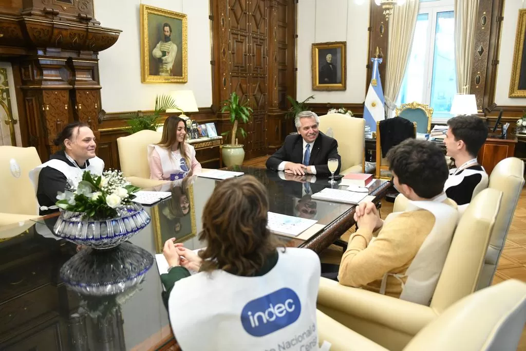 EL PRESIDENTE RECIBIÓ A UN GRUPO DE CENSISTAS. Alberto Fernández les abrió las puertas de su despacho, en la Casa Rosada.