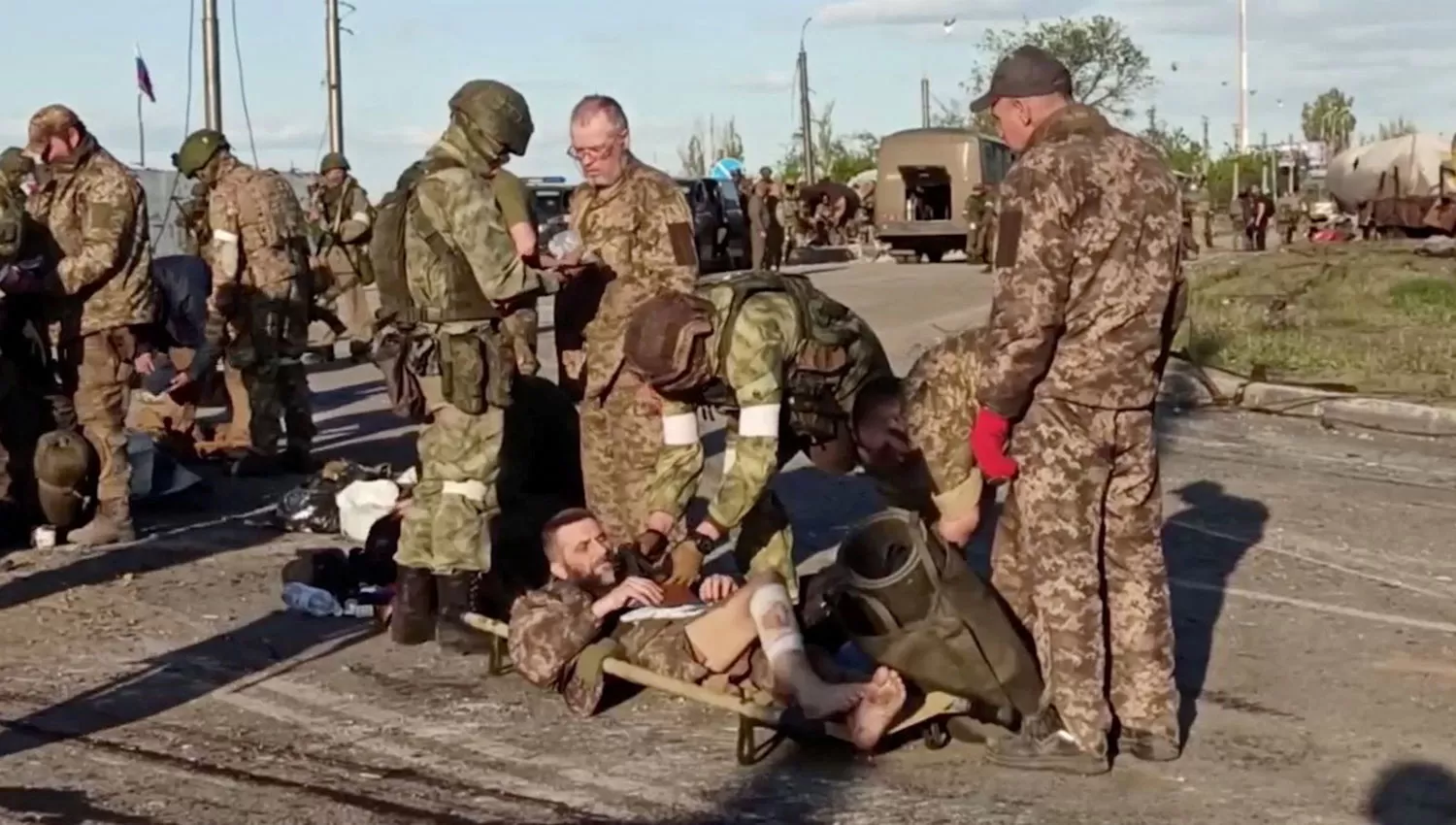 SALIDA. Integrantes de las fuerzas ucranianas son evacuados desde ayer en la planta siderúrgica de Azovstal.