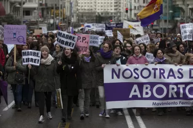 El Gobierno de España aprueba la nueva ley de aborto y la licencia por dolores menstruales