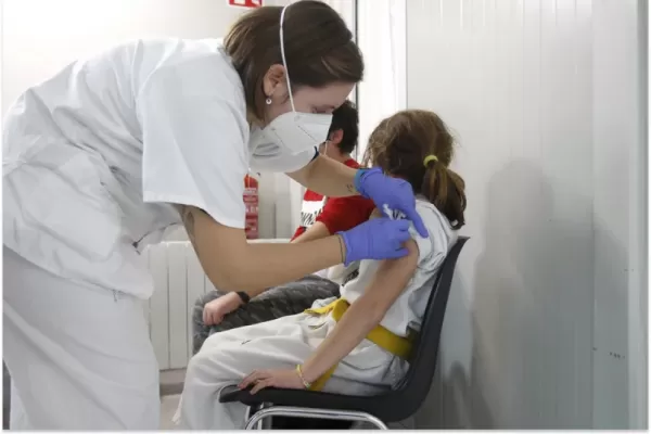 El laboratorio Pfizer rompió el silencio tras las versiones sobre los efectos adversos de la vacuna del covid en los niños