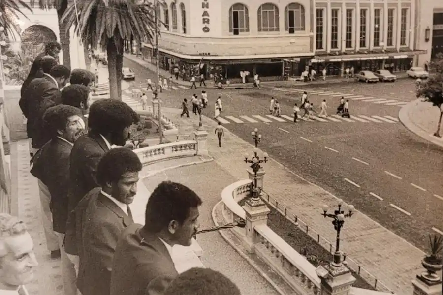 EN EL CENTRO. El plantel de Fiji, observando desde el balcón de la Casa Gobierno.