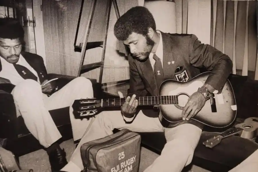 MÚSICA. Iokini Finau toca la guitarra mientras espera su turno para ser censado.