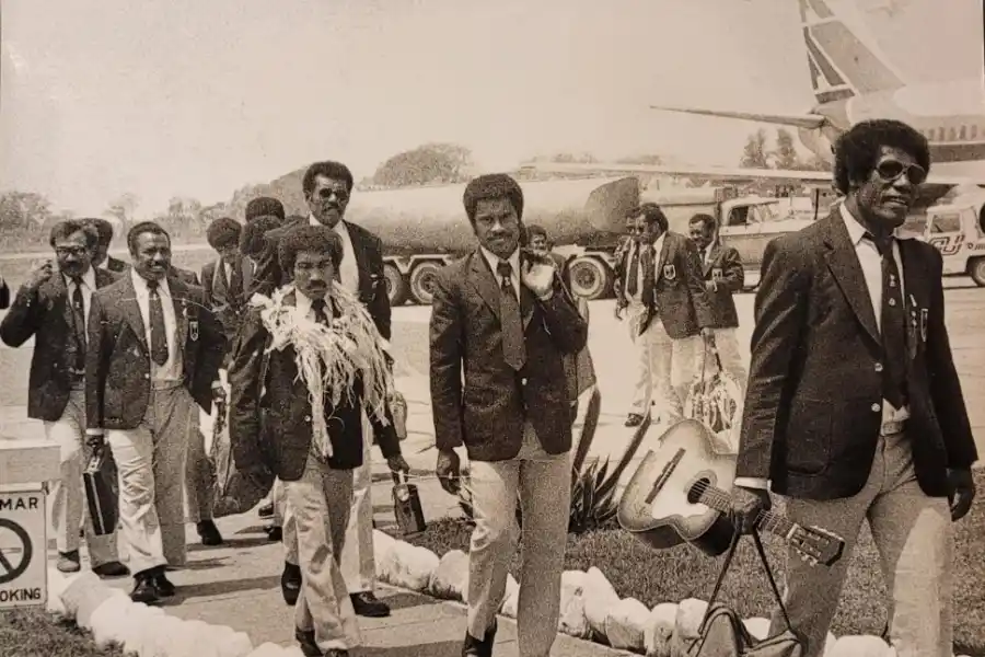 ALEGRES. Los fijianos bajaron del avión con collares y guitarras.