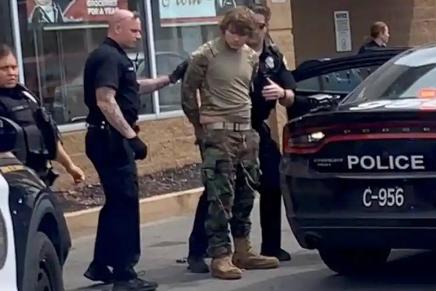 La teoría delirante detrás de los ataques racistas