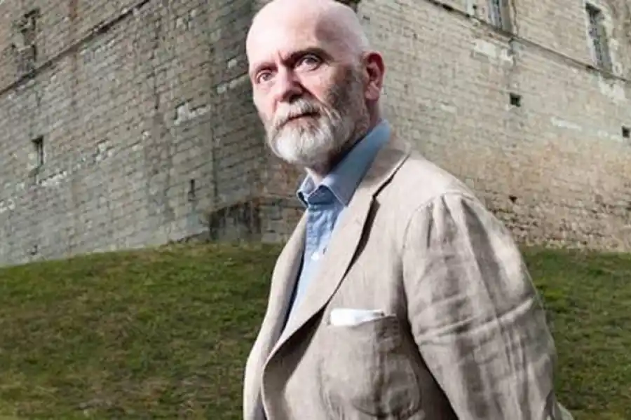 La teoría delirante detrás de los ataques racistas