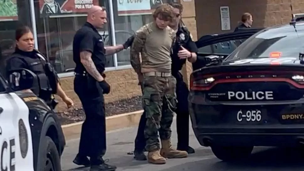 La teoría delirante detrás de los ataques racistas