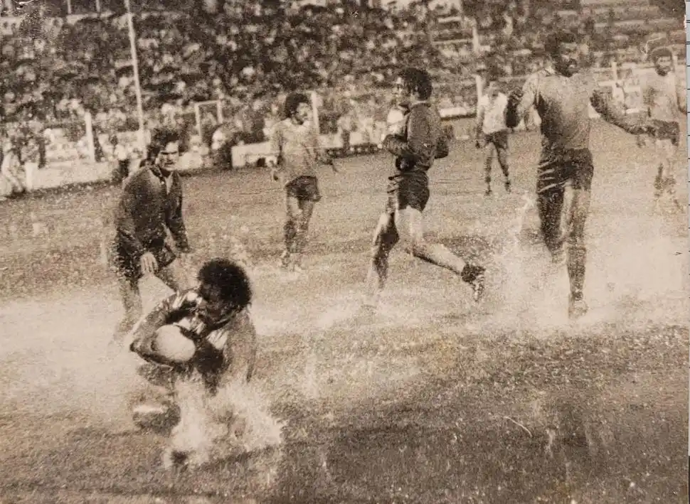 UNA PILETA. La lluvia anegó el campo de juego, lo que le dio mayor espectacularidad a los tackles y al juego de los fijianos. 