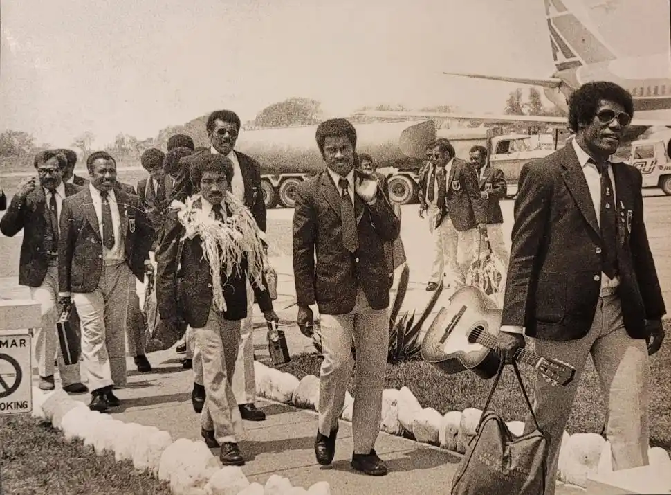 ALEGRES. Los fijianos bajaron del avión con collares y guitarras.