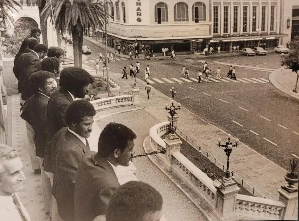EN EL CENTRO. El plantel de Fiji, observando desde el balcón de la Casa Gobierno.