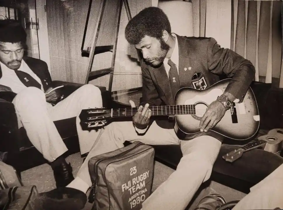 MÚSICA. Iokini Finau toca la guitarra mientras espera su turno para ser censado.